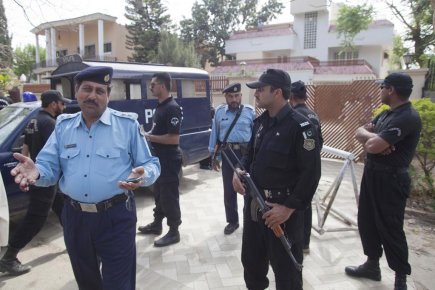 Des policiers pakistanais montent la garde devant la... (Photo: B.K. Bangash, Archives AP)