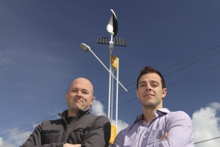 Des luminaires extérieurs à l'énergie solaire et éolienne Francis Tourigny et Édouard Aubé, de la PME... (Photo Stéphane Champagne, collaboration spéciale)