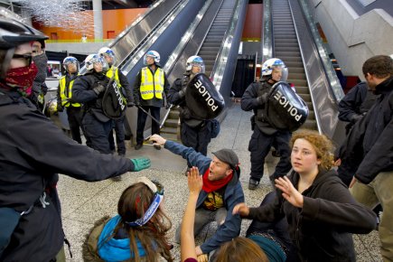 Satisfaction et frustration au Salon Plan Nord La présence des manifestants a poussé les policiers... (Photo Alain Roberge, La Presse)