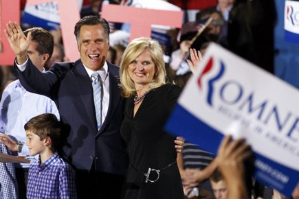 Mitt Romney et sa femme Ann ont célébré... (Photo: Reuters)