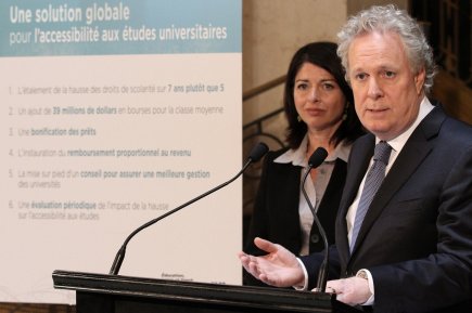 Hausse des droits de scolarité: profitable pour les moins nantis Le premier ministre Jean Charest, accompagné de sa... (Le Soleil, Jocelyn Bernier)
