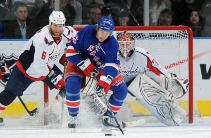 Investir, c'est du sport! Jeff Woywitka, défenseur des Rangers de New York,... (Photo: RAY STUBBLEBINE, Reuters)