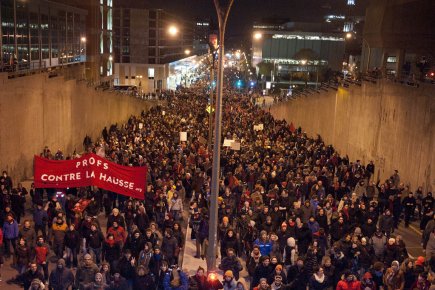 Droits de scolarité: entre Kraft Dinner et «sangria à Outremont» La manifestation de vendredi dernier, que les étudiants... (PHOTO ROGERIO BARBOSA, AGENCE FRANCE-PRESSE)