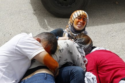 Des manifestants palestiniens ont été aspergés de poivre... (Photo: Reuters)
