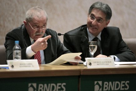 L'ancien président brésilien Lula da Silva (à gauche).... (REUTERS/Sergio Moraes)