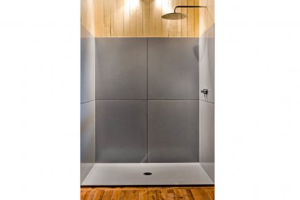 Le béton s'invite dans la douche La base de douche Victoire et les carreaux... (Photo fournie par M3Béton)
