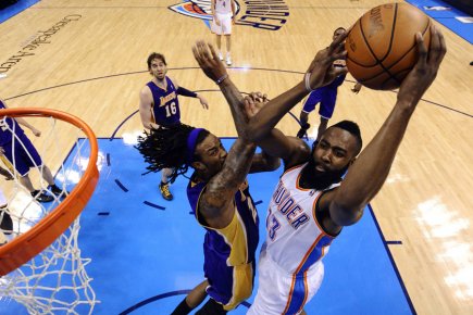 Jordan Hill (à gauche), des Lakers, tente de... (Photo: Reuters)