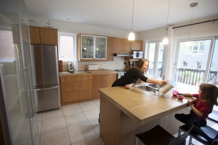 Armoires de cuisine: frapper à la bonne porte Amélie Poitras a rénové quatre cuisines au cours... (Photo : Olivier Pontbriand, La Presse)