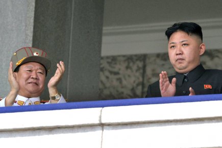 Kim Jong-un (à droite) le 15 avril dernier... (Photo: archives AP)