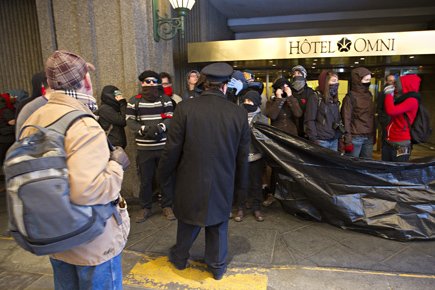 Conflit étudiant: baisse du chiffre d'affaires au centre-ville Des manifestants se sont arrêtés en face de... (Photo: Patrick Sanfaçon, La Presse)