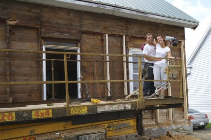 Petit guide de survie aux rénovations extrêmes Marie-Ève Ferland et Maxime Blanchette, devant la maison... (Photo fournie par Marie-Ève Ferland)