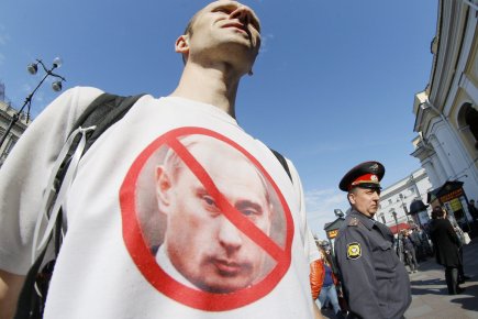 Un opposant au président Vladimir Poutine manifestait hier... (Photo: Dmitry Lovetsky, AP)