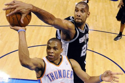 Tim Duncan, des Spurs, bloque un lancer de... (Photo : Ronald Martinez, AP)