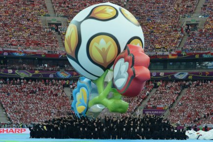 Varsovie a célébré le lancement de l'Euro-2012, organisé conjointement  en... (Photo : Christof Stache, AFP)