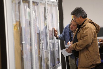 Déménager pour améliorer sa carrière ou chômer Selon Enrico Moretti, ceux qui détiennent un diplôme... (Photo: archives Reuters)