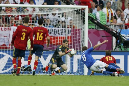 Le gardien espagnol Iker Casillas réalise l'arrêt face... (Photo : Pascal Lauener, Reuters)