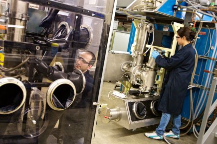 Les infinitésimaux bigoudis de carbone Le professeur Gervais Soucy, à gauche, de l'Université... (Photo fournie par l'Université de Sherbrooke)