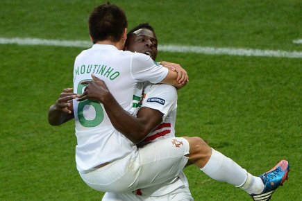 Joao Moutinho a sauté dans les bras de... (Photo: AFP)