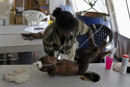 Un enfant atteint du cholera est soigné dans... (Photo: Reuters)