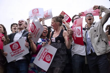 Des personnes du mouvement des Jeunes Socialistes se... (Photo: AFP)