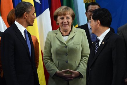 G20: les vrais remèdes se font attendre Barack Obama et Hu Jintao entourent la chancelière... (Photo Jewel Samad, Agence France-Presse)