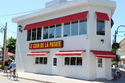 Des casse-croûte où la frite se porte bien! Le coin de la patate, Québec... (Photothèque Le Soleil, Erick Labbé)