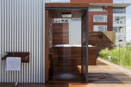 Une douche en plein air Le propriétaire d'un appartement à étage, dans le... (Photo: Édouard Plante-Fréchette, La Presse)