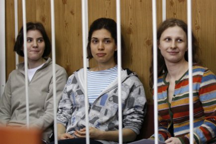 Trois jeunes femmes membres du groupe russe Pussy... (PHOTO REUTERS)