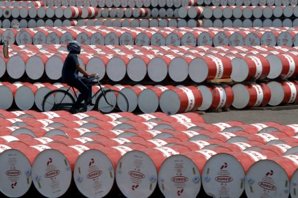 Le prix du pétrole s'est replié jeudi Les cours du pétrole ont nettement reculé jeudi... (PHOTO ARCHIVES AFP)