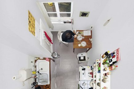 Des yeux aux plafonds Des murs immenses et blancs, une table dans... (Photo fournie par Menno Aden)