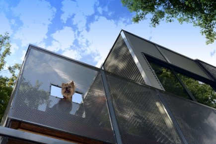 L'art de faire la cour: plein la vue Cette petite fenêtre réalisée dans la balustrade du... (Photo Bernard Brault, La Presse)