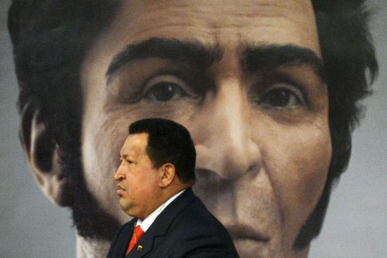 Le président vénézuélien Hugo Chavez devant une image... (PHOTO AFP)