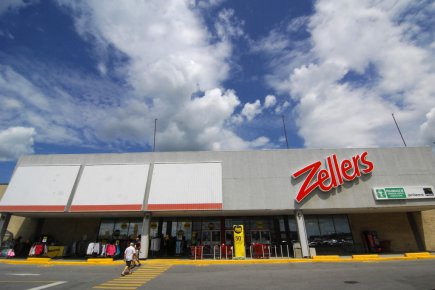 Zellers: Amir Khadir dénonce le silence de Québec Les 64 magasins restants de Zellers au... (Photo: Michel Tremblay, Le Quotidien)
