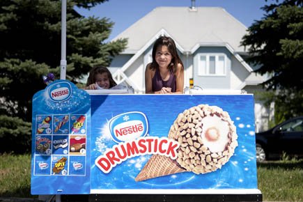 Entrepreneure à 10 ans Ophélie Langevin vend des friandises glacées au profit... (Photo: Marco Campanozzi, La Presse)