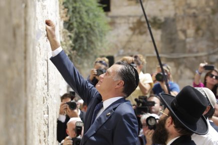 Mitt Romney était à Jérusalem, hier, deuxième étape... (PHOTO DAN BALILTY, AP)