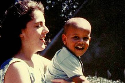 Barack Obama dans les bras de sa mère,... (Photo: AP)