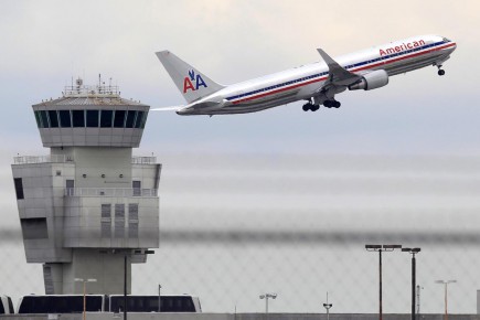 Un avion décollant de l'aéroport international de Miami... (Photo Wilfredi Lee, AP)