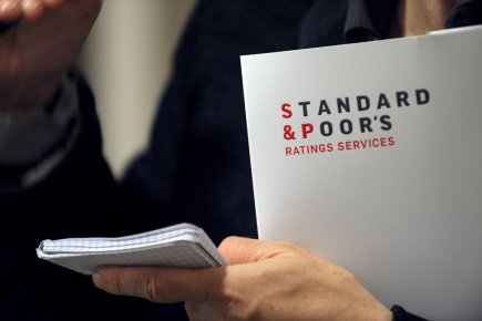 Standard & Poor's abaisse 15 banques italiennes «Nos notes de la République tchèque reflètent ses... (PHOTO ERIC PIERMONT, AFP)