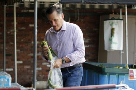 Mitt Romney, dans un effort de se doter... (Photo: Reuters)