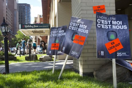 La bisbille s'amplifie dans les hôtels de Montréal Des employés ont manifesté hier devant le Holiday... (PHOTO ROBERT SKINNER, LA PRESSE)