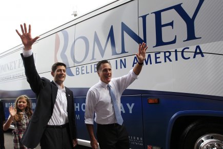 Mitt Romney présente son colistier Paul Ryan.... (Photo: Reuters)