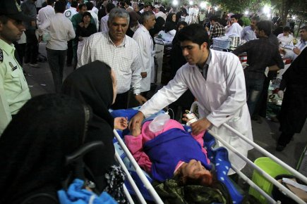 Un médecin au chevet d'une femme blessé, à... (Photo Agence France-Presse)
