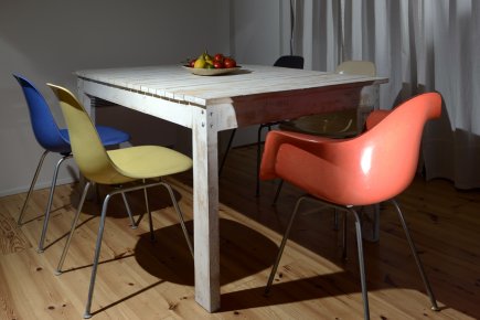 Accents rétro Rien de plus hip que d'entourer une table... (PHOTO BERNARD BRAULT, LA PRESSE)