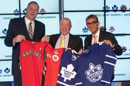 Feu vert du CRTC pour Maple Leafs, BCE et Rogers De gauche à droite, les dirigeants de BCE,... (PHOTO CHRIS YOUNG, LA PRESSE CANADIENNE)
