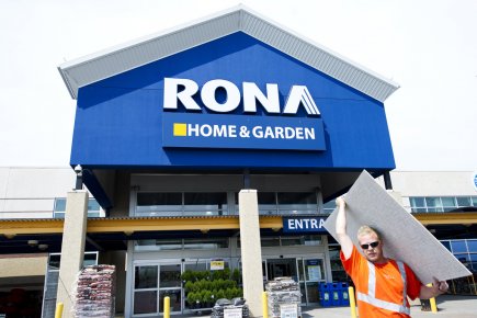 Québec veut rendre plus difficiles les prises de contrôle étrangères Cet été, le géant américain Lowe's a fait... (Photo Nathan Denette, La Presse Canadienne)