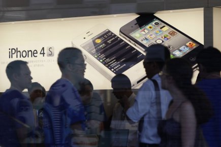 Les Chinois seront les premiers acheteurs de cellulaires en 2012 Des consommateurs au magasin Apple de Pékin. La... (PHOTO ARCHIVES REUTERS)