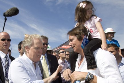 Le retour des Nordiques possible avec le PQ, dit Péladeau Jean Charest et Pierre Karl Péladeau se sont... (Photo: PC)