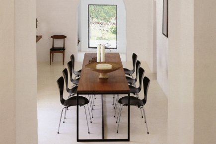 Habiter le XXIe siècle Les maniaques de chaises signées seront servis dans... (Photo tirée du livre 100 interiors around the world.)
