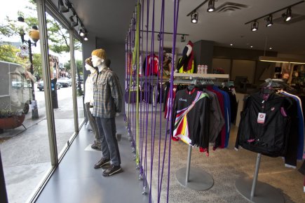 Plein air: la concurrence s'intensifie à Montréal Le nouveau magasin MEC est différent des 15... (Photo Martin Chamberland, La Presse)