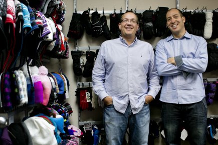 Gants Kombi: en piste pour un 51e hiver Patrick Ménard (à droite) et Mark Pascal de Kombi Sports.... (PHOTO MARCO CAMPANOZZI, LA PRESSE)